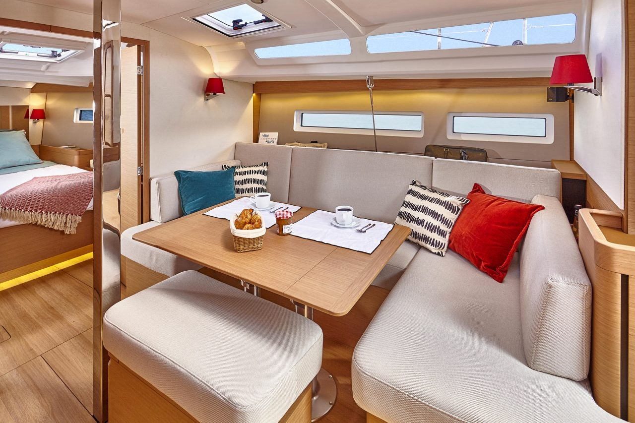 Mesa de comedor del velero Jeanneau 440