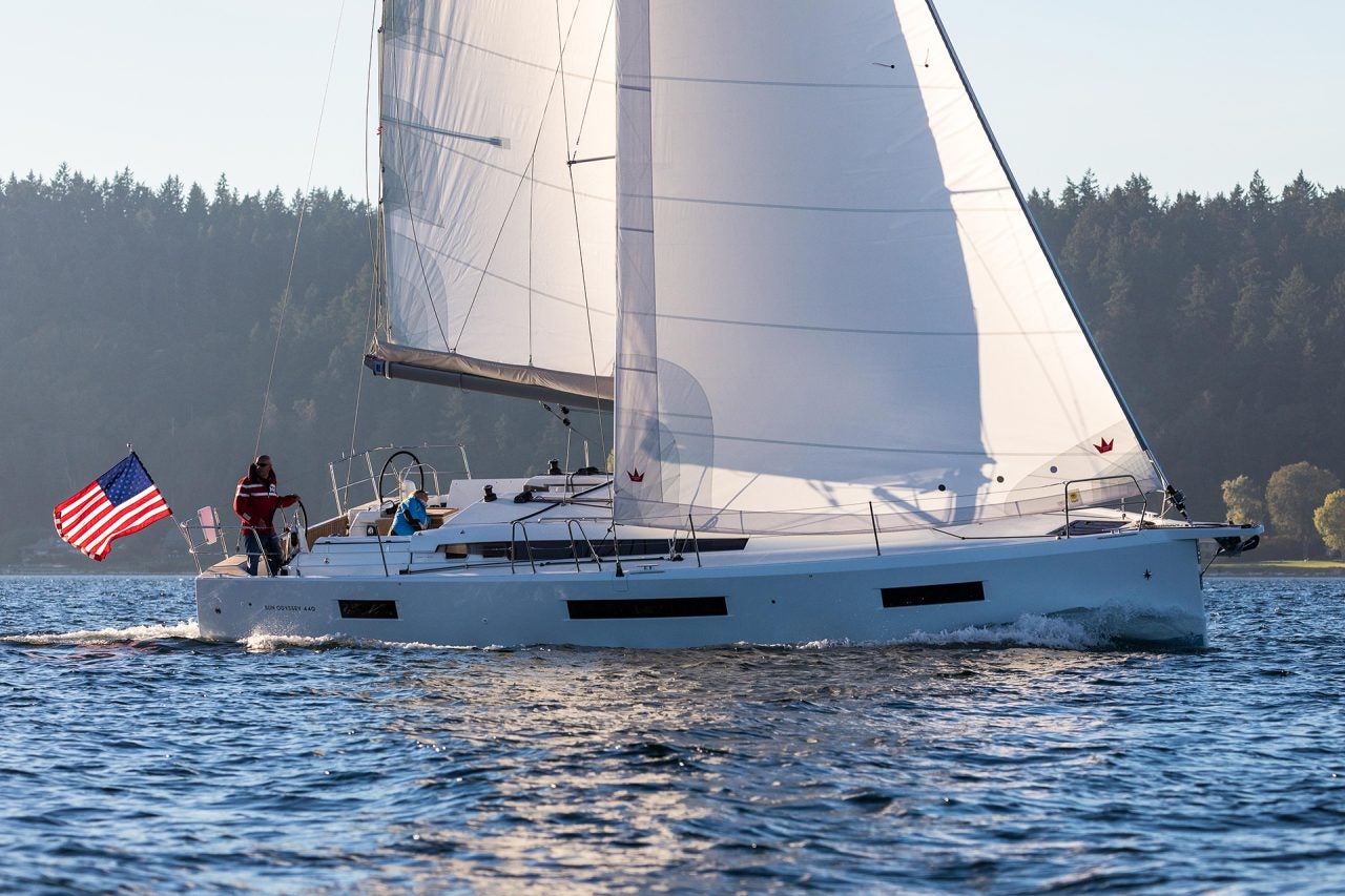 Das Einrumpfboot Jeanneau Sun Odyssey 440 beim Segeln