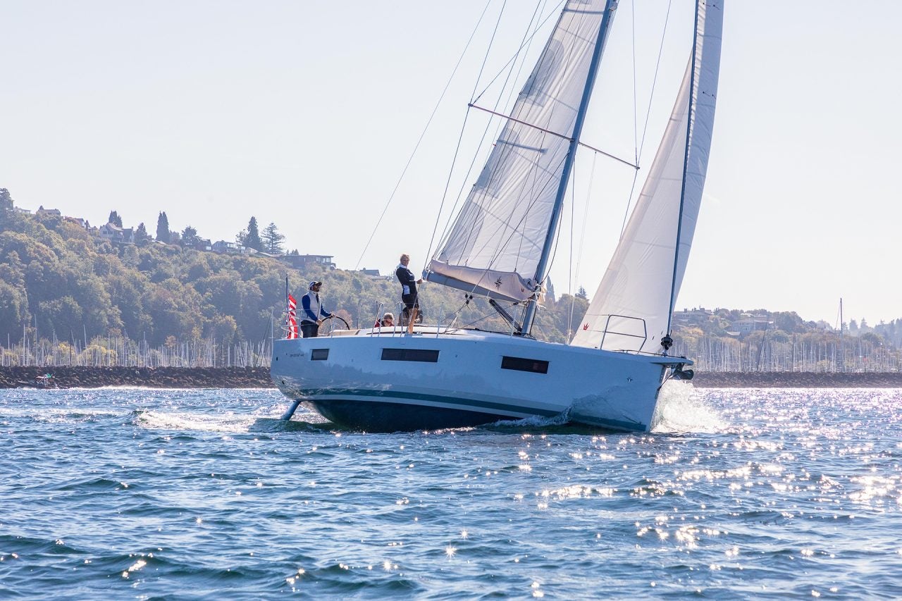 Das Segelboot Sun Odyssey 440 krängt unter Segel