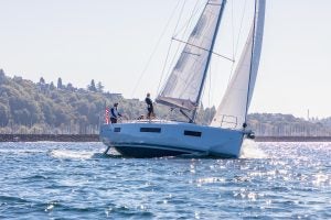 Velero Sun Odyssey 440 escorándose bajo la vela