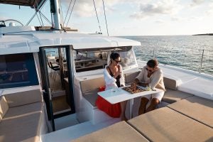 Personnes à la table de pont avant du Bali 4.2