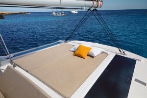 Die Lounge mit gepolsterten Sonnenliegen auf der Flybridge von Bali 4.2