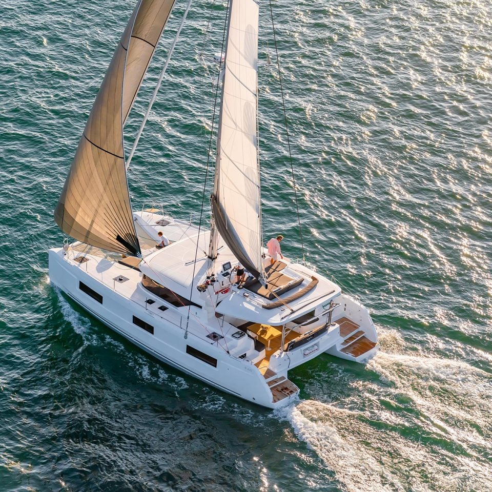 Dream Yacht - Vue aérienne d'un catamaran avec voiles déployées