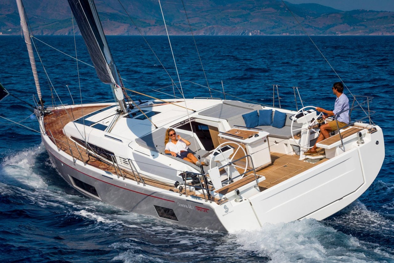 Monocasco Beneteau Oceanis 46.1 a vela con un hombre al timón