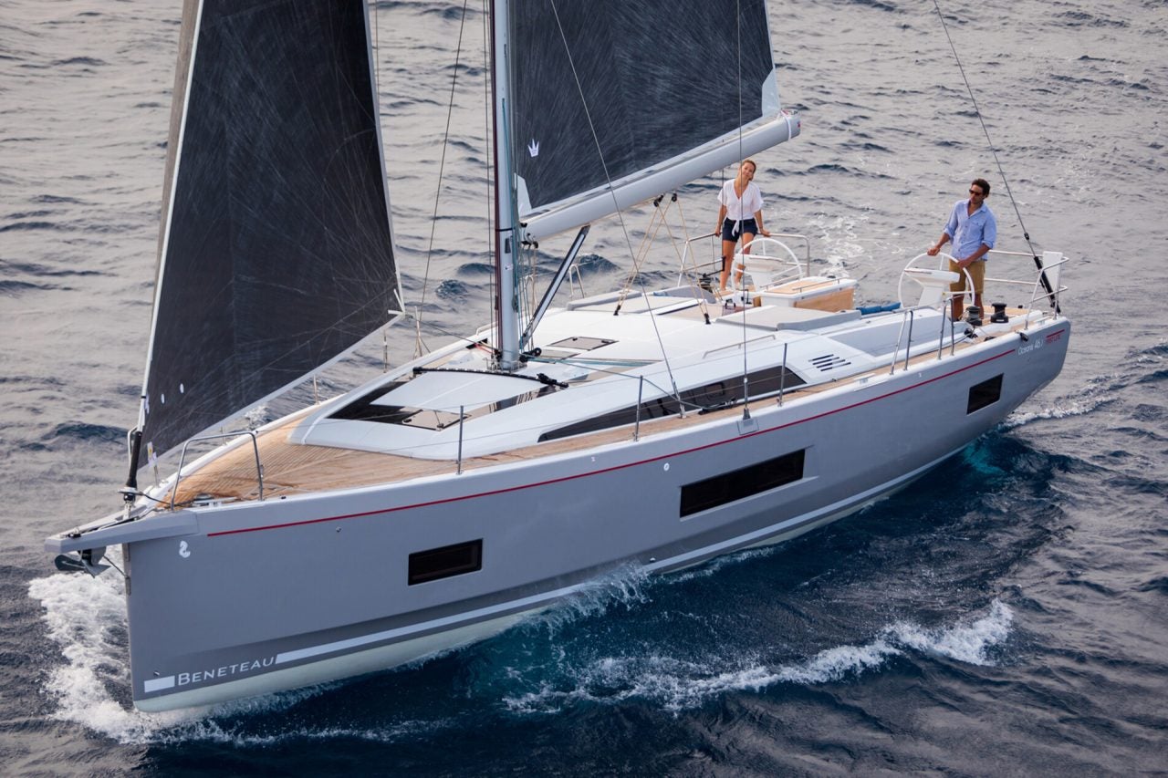 Un yate Beneteau Oceanis 46.1 navegando con una pareja a bordo