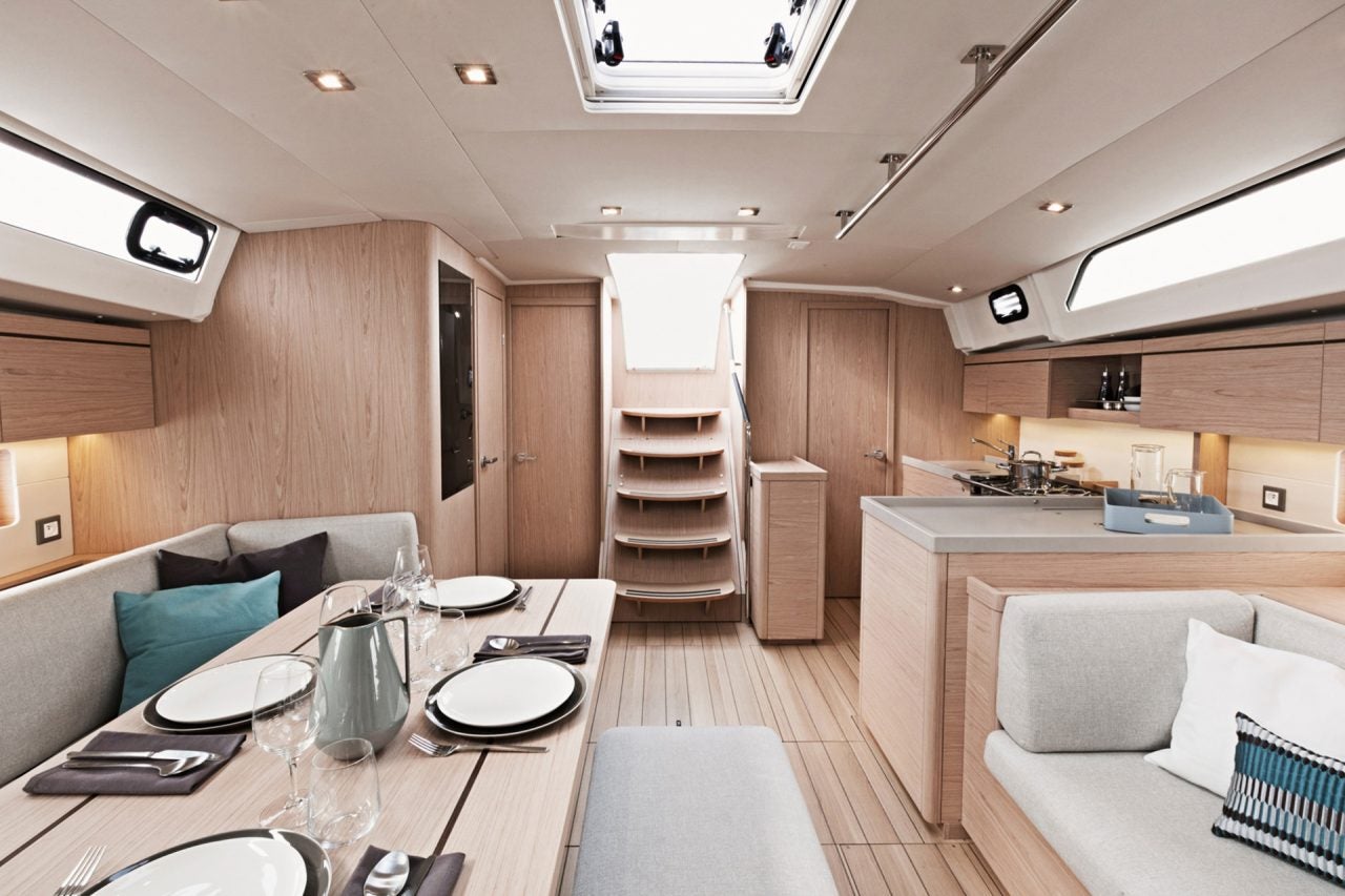 Salon intérieur du voilier Beneteau 46.1 et escaliers d’accès aux cabines