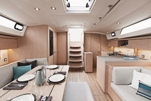 Saloninterieur und Treppenstufen des Segelboots Beneteau 46.1