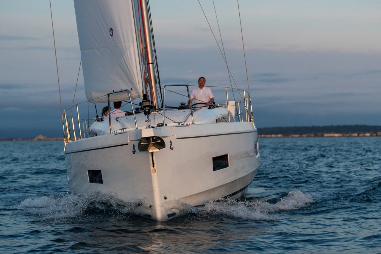 Das Einrumpfboot Beneteau unter Segel mit Vorderansicht des Bugs