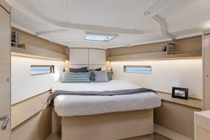 Camarote con cama doble de un yate Beneteau Oceanis 40.1