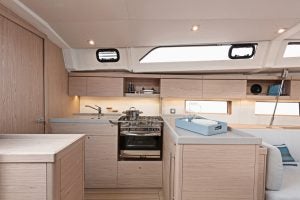 Cocina del monocasco Beneteau Oceanis 46.1 con fogones y fregadero