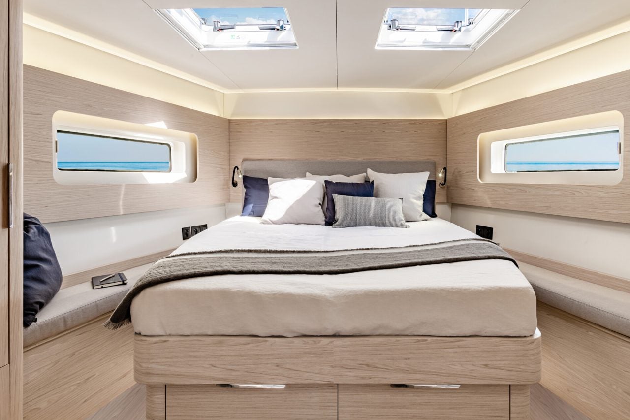 Cabina con letto matrimoniale dell'elegante barca a vela Beneteau Oceanis Yacht 54