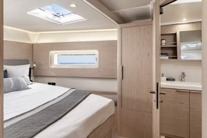 Cabina e bagno della barca a vela Oceanis Yacht 54