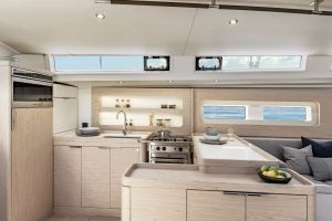 Die U-förmige Küche des Luxus-Einrumpfboots Oceanis Yacht 54