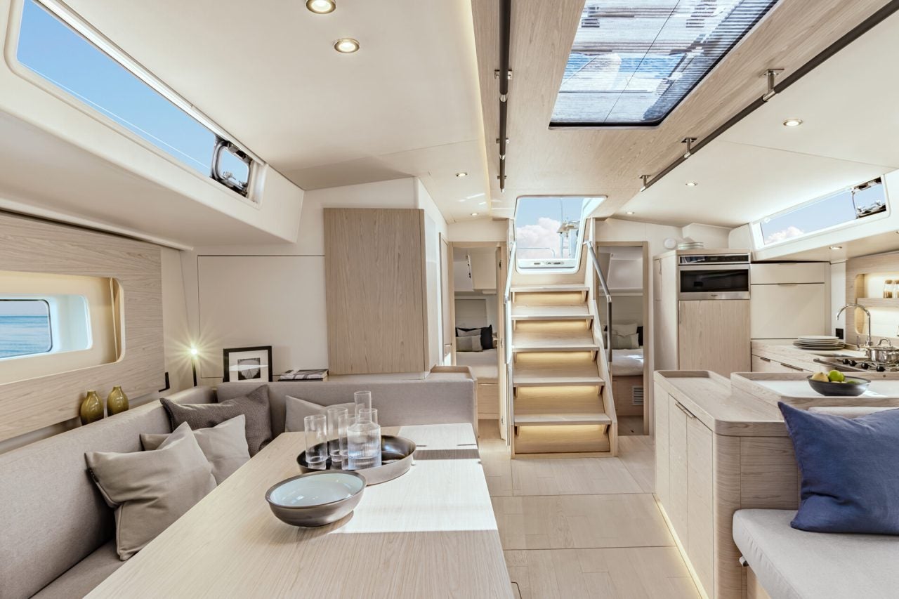 Der Salon-Wohnbereich des Luxus-Segelboots Beneteau Oceanis Yacht 54