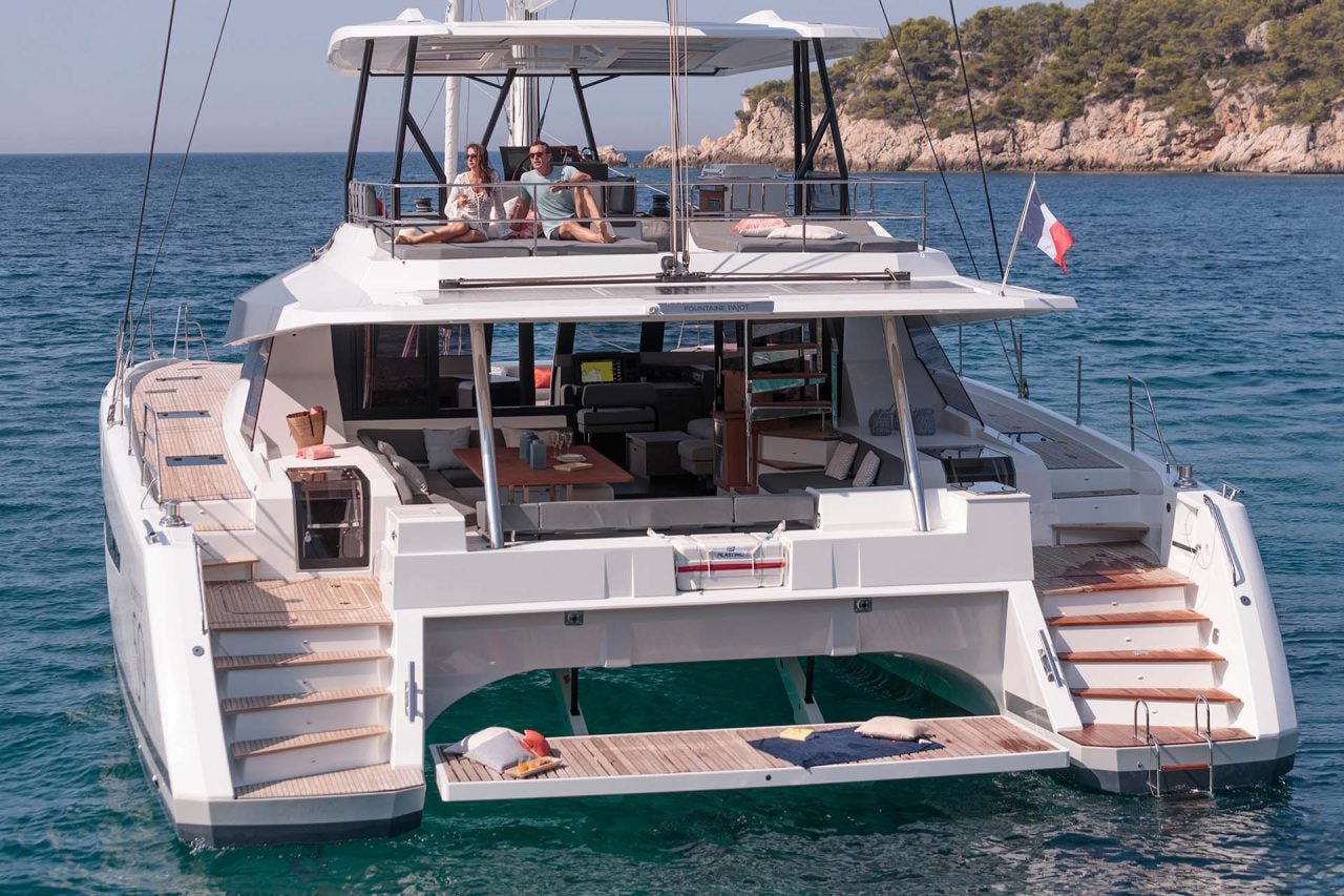 Un par de tumbonas en el puente volante del catamarán Fountaine Pajot Samana 59