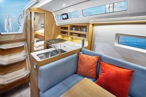 Cuisine et escaliers d’accès aux cabines du monocoque Jeanneau Sun Odyssey 380