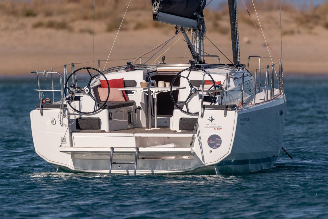 Heckansicht des vor Anker liegenden Segelboots Sun Odyssey 380