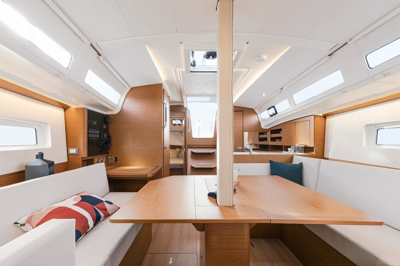 Salone della barca a vela Sun Odyssey 380 con molta illuminazione naturale