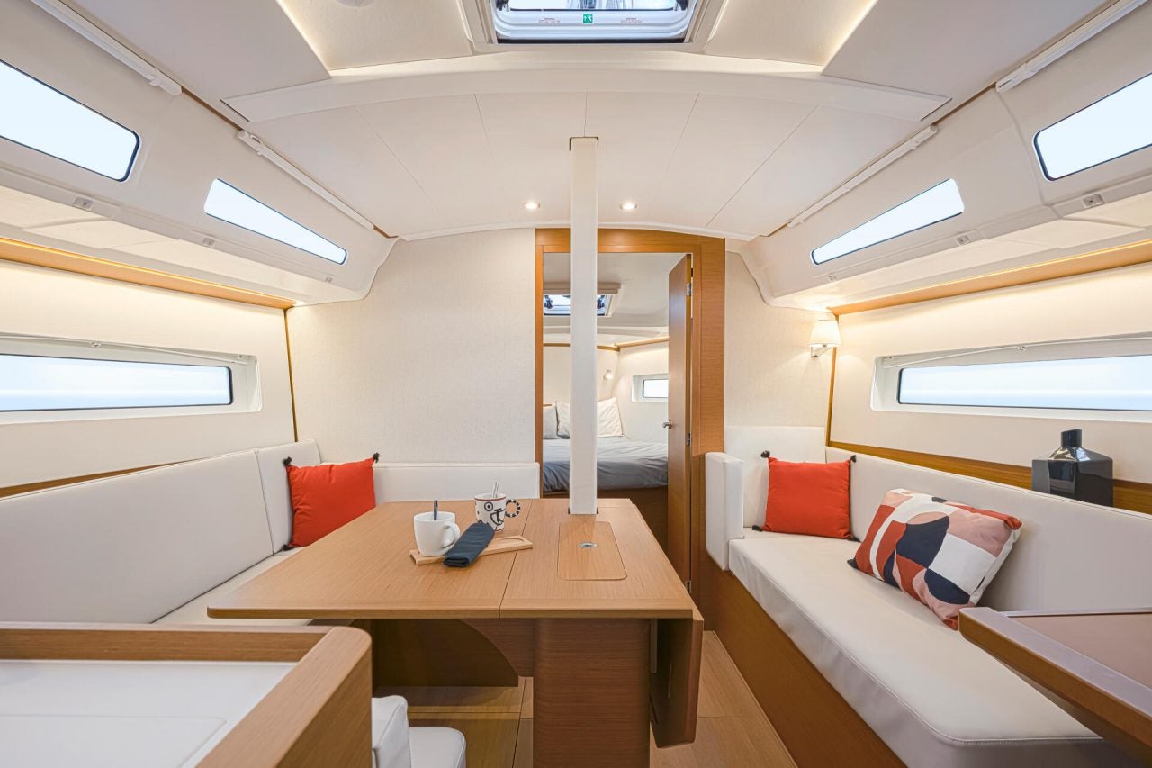 Salone della barca a vela Sun Odyssey 380 con molta illuminazione naturale