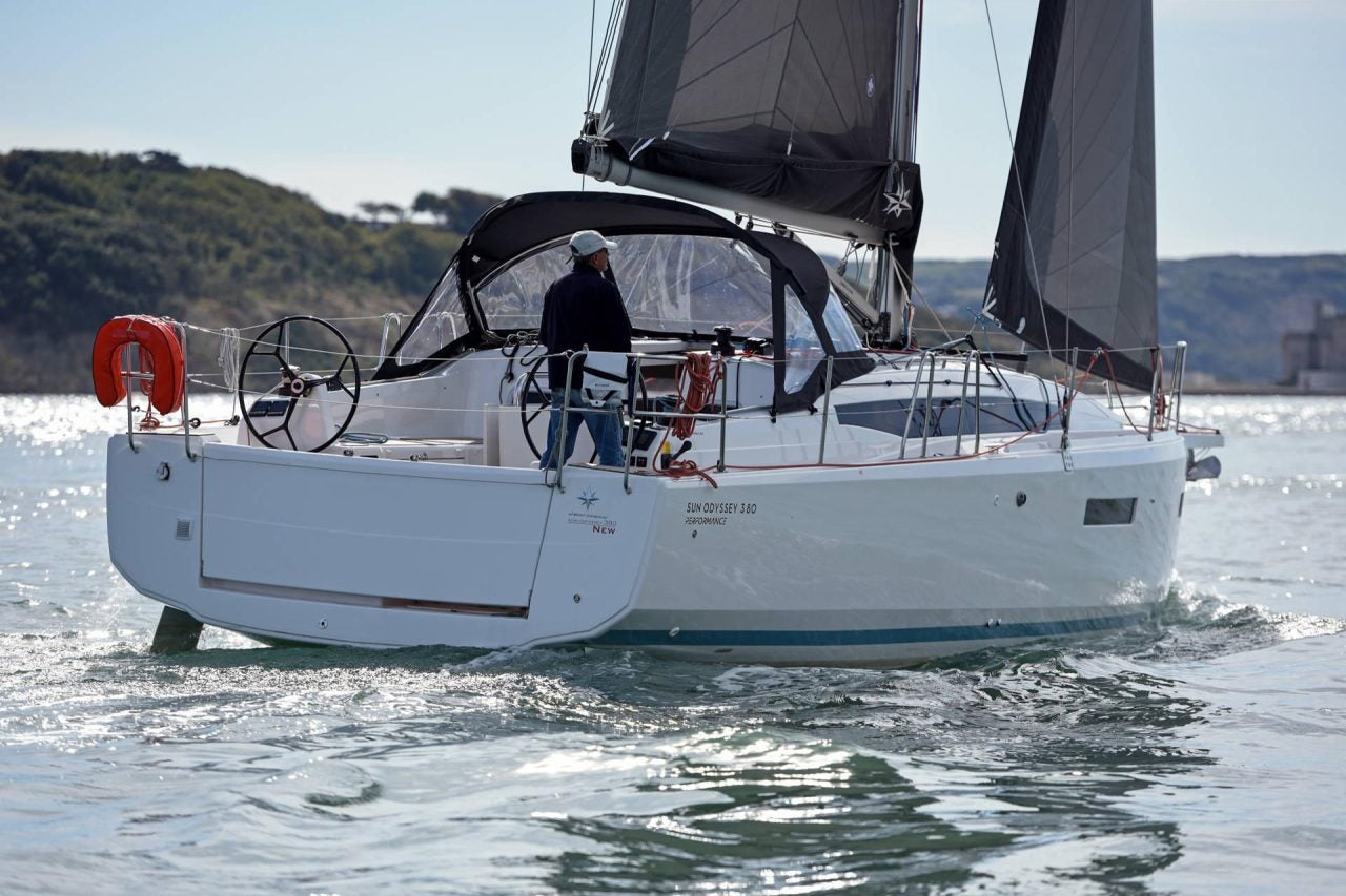 Das Segelboot Sun Odyssey 380 unter Segel mit Mann am Steuer