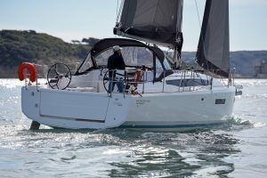 Voilier Sun Odyssey 380 naviguant avec un homme à la barre