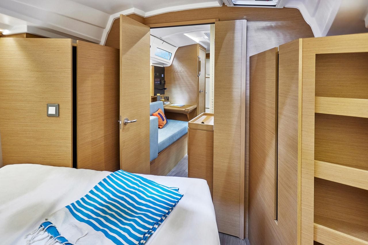 Cabine du voilier Sun Odyssey 380 avec intérieur en bois clair