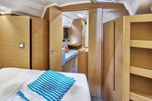 Cabina della barca a vela Sun Odyssey 380 con interni in legno chiaro