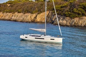 Das Einrumpfboot Sun Odyssey 490 vor Anker