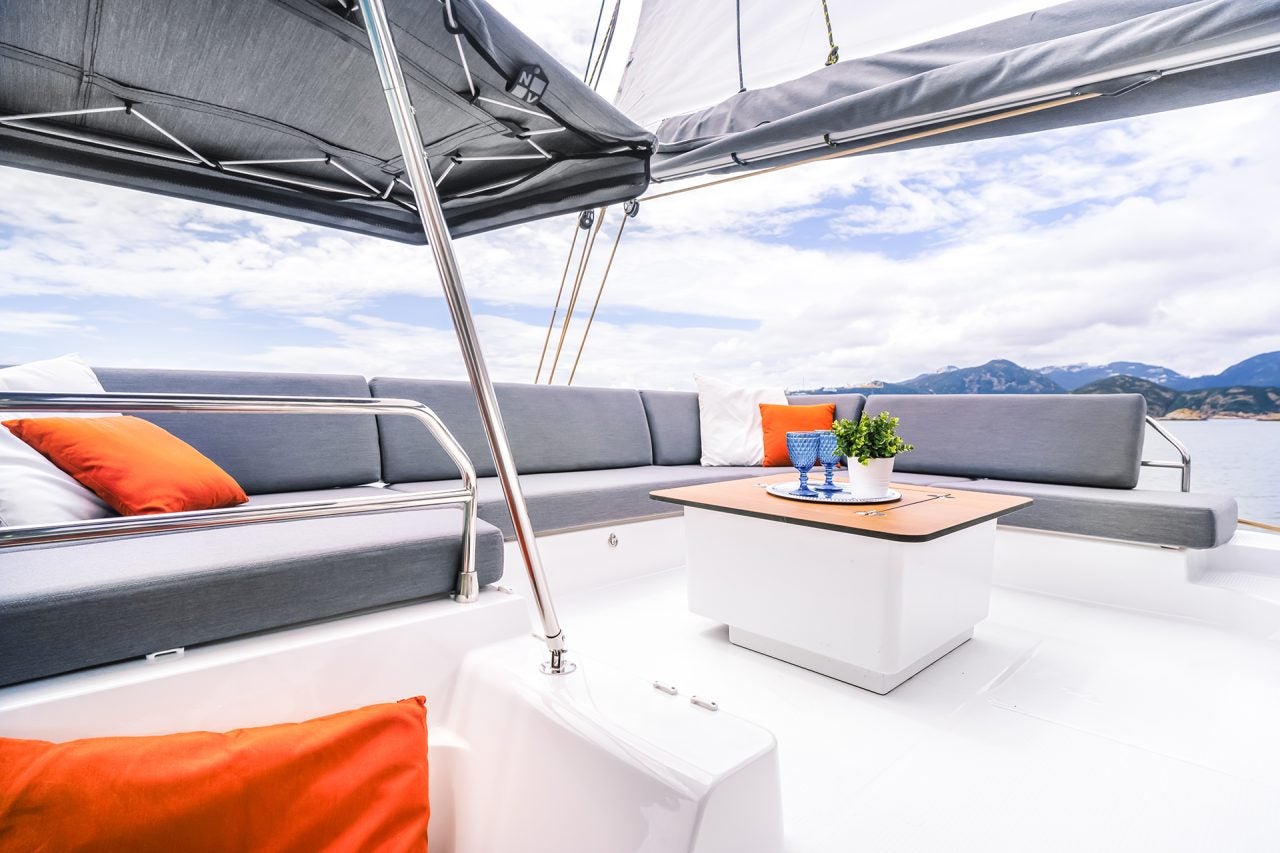 Sitzbereich auf der Flybridge an Bord des Katamarans Fountaine Pajot Tanna 47