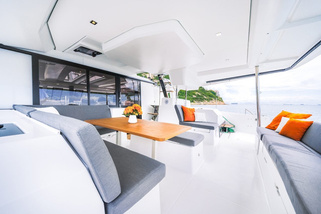 Cockpit du catamaran Fountaine Pajot 67 et espace de repas