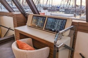 Die Navigationsstation des Segelkatamarans Fountaine Pajot Thira 80