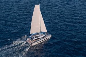 Barca a vela Fountaine Pajot Thira 80 mentre naviga