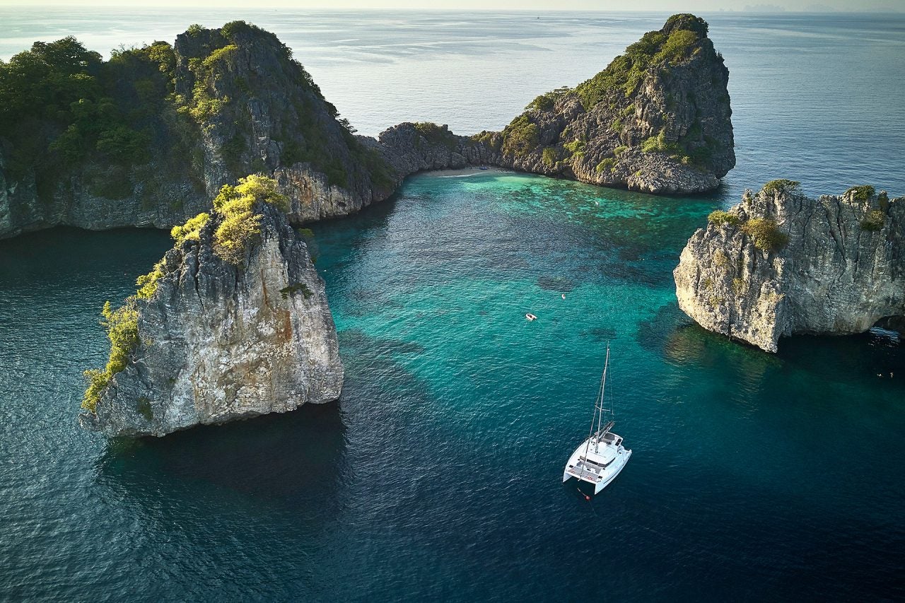 Vista aérea de un catamarán en Tailandia, uno de los destinos de Dream Yacht