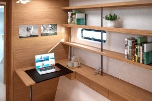 Espace de bureau intérieur dans la cabine du propriétaire du Excess 13