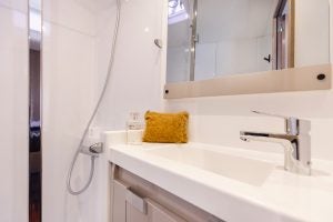 Salle de bain du catamaran à voile Aura 51