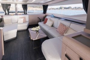 Lounge-Bereich im Inneren des Segelkatamarans Fountaine Pajot 51