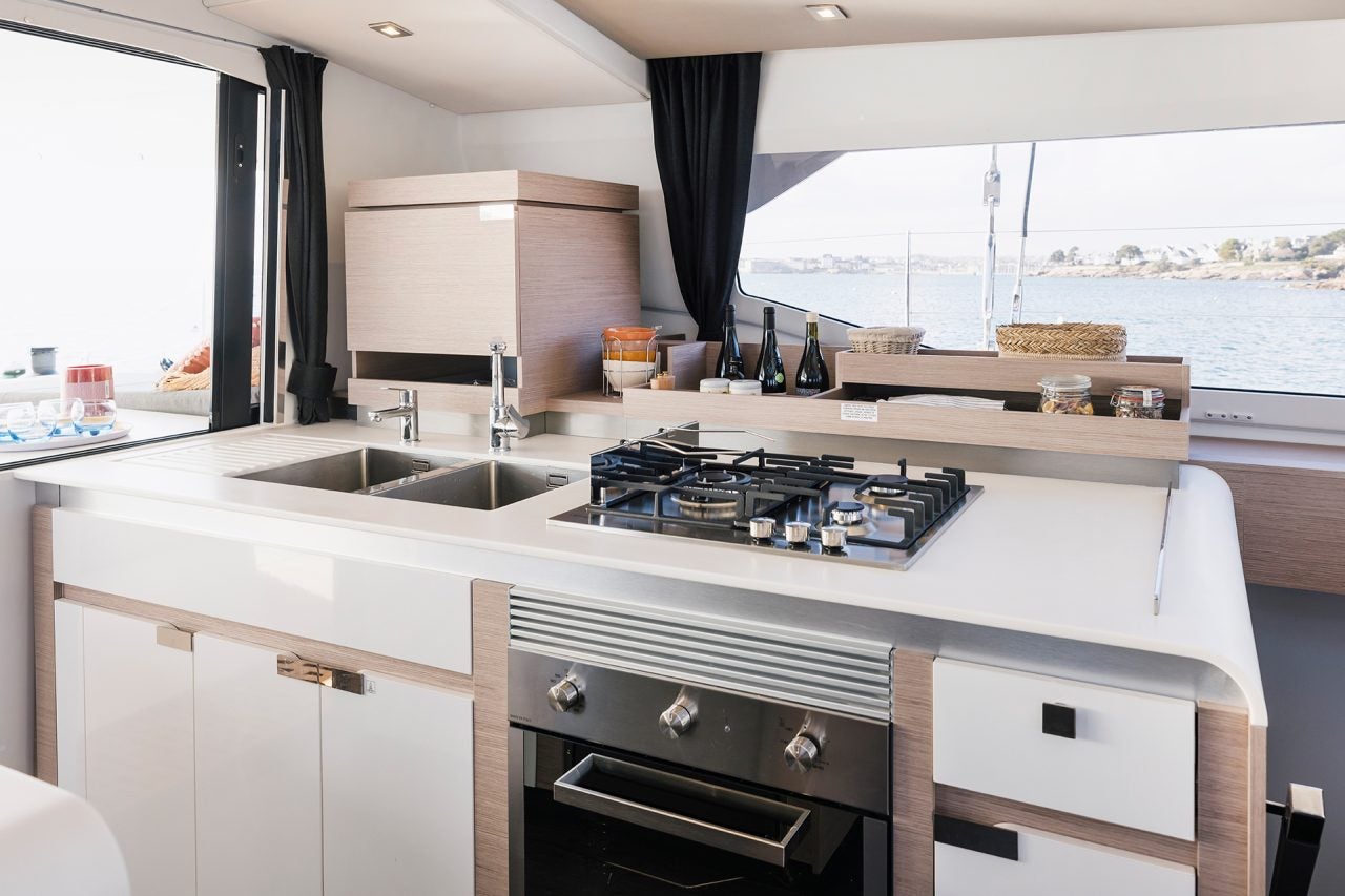 Spüle und Herdplatte in der Bordküche des Katamarans Fountaine Pajot Aura 51