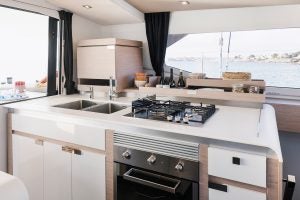 Évier de cuisine et plaque de cuisson du catamaran Fountaine Pajot Aura 51