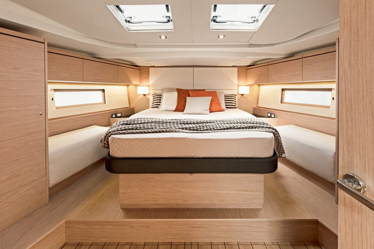 Kabine mit Doppelbett auf der Segelyacht Oceanis 46.1