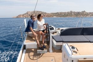 Una pareja al timón de un yate a vela Oceanis 46.1