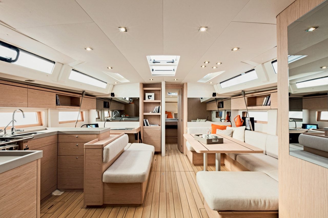 Zona de estar interior del salón del monocasco Beneteau Oceanis 46.1