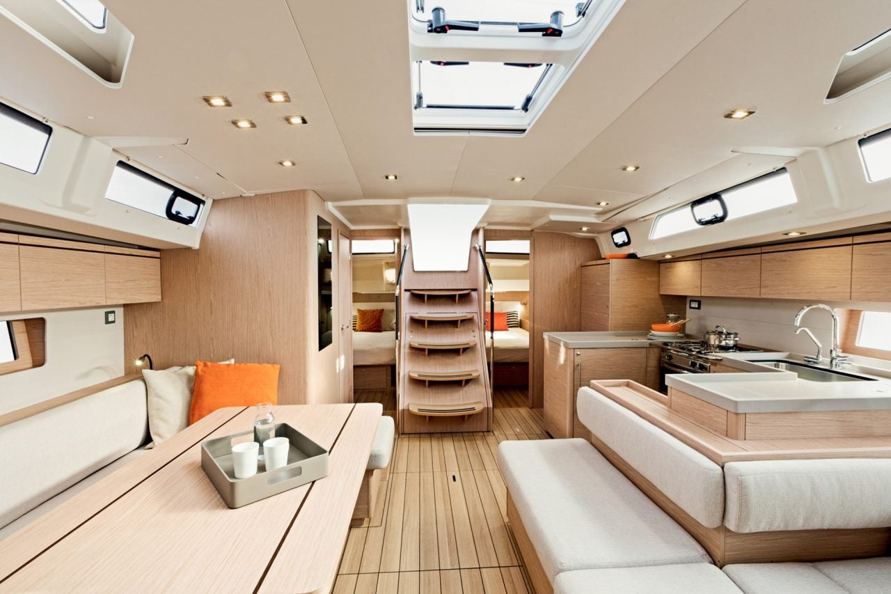 Saloninterieur und Treppenstufen der Segelyacht 46.1