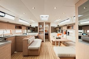 Der Wohnbereich im Saloninterieur des Einrumpfboots Beneteau Oceanis 46.1