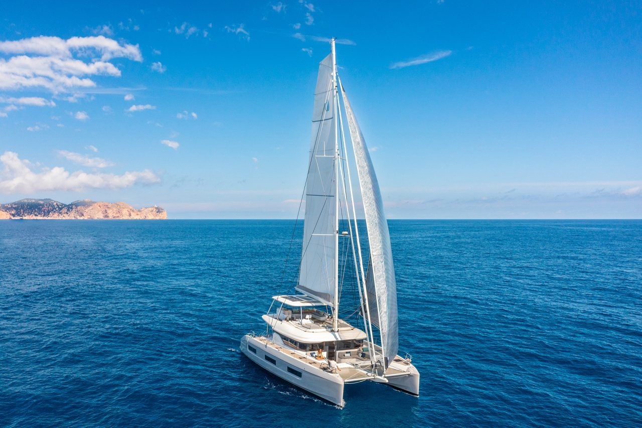 Veduta aerea dell'elegante barca a vela Lagoon 60 in navigazione