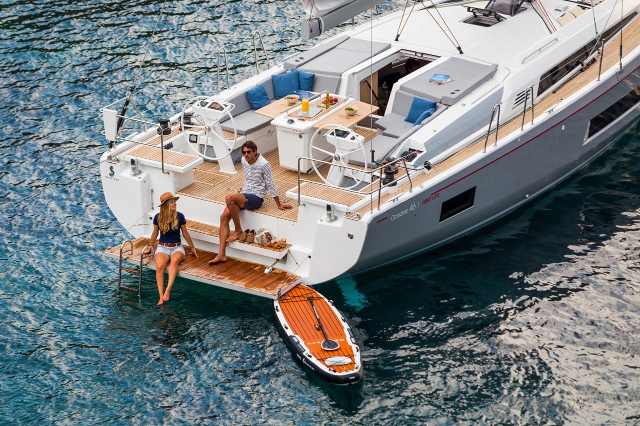 Voilier Beneteau Oceanis 46.1 avec couple profitant de la plateforme de bain