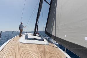 Ein Mann steht auf dem Bug des Segelboots Beneteau Oceanis 46.1