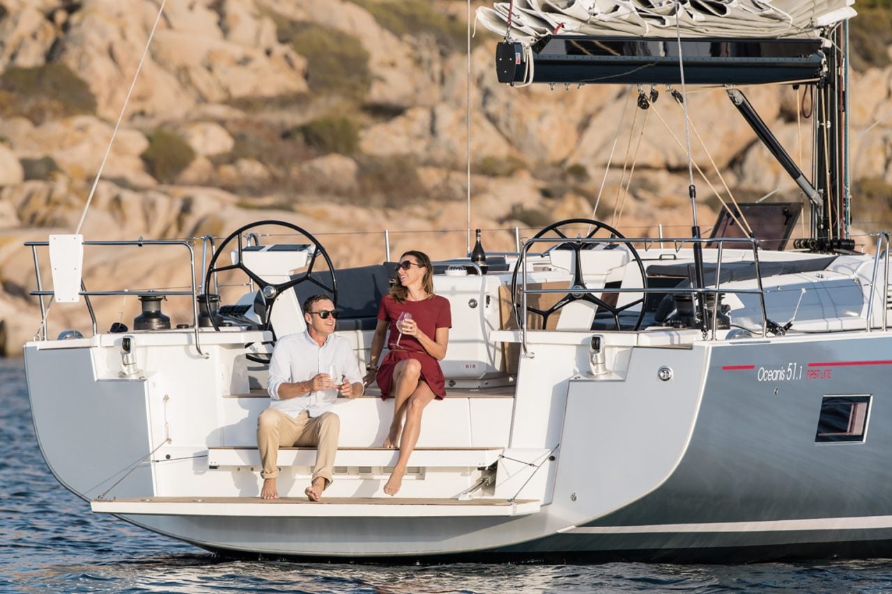 Pareja en la plataforma de popa del monocasco Beneteau Oceanis 46.1