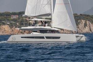 Die Yacht Samana 59 unter vollen Segeln in Küstennähe