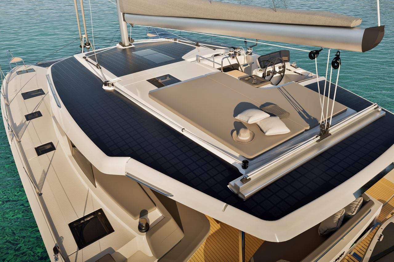 Flybridge del catamarán Fountain Pajot 41 con paneles solares